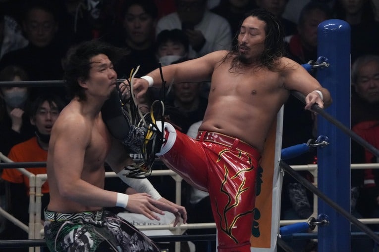 ジェイク・リーを蹴る辻陽太　©Essei Hara