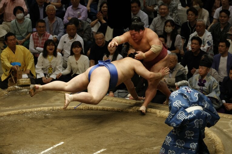夏場所で大の里（192センチ、191キロ）の巨体が宙を舞った瞬間 ©Kiichi Matsumoto/JMPA