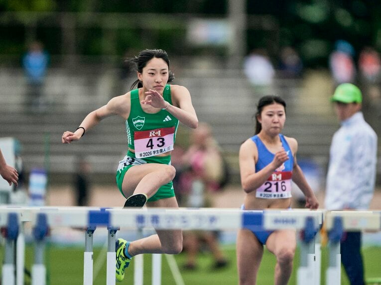 入学直後にもかかわらず学生個人選手権で見事なハードリングを披露した井上　©Yuki Suenaga