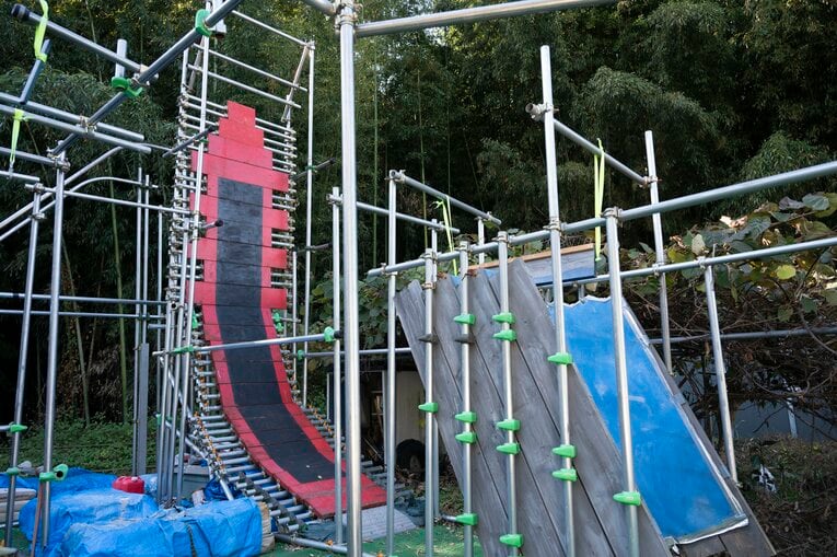 父と2人で山本がゼロから作った「ニンジャの要塞」　©Tadashi Hosoda