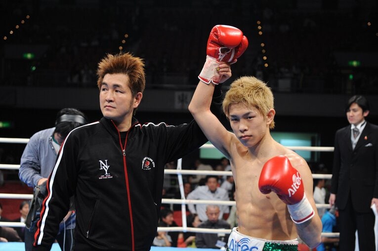 2009年4月12日、プロデビュー戦を3回TKO勝利で飾った井岡一翔（当時20歳）。左は叔父の井岡弘樹　©Mikio Nakai/AFLO