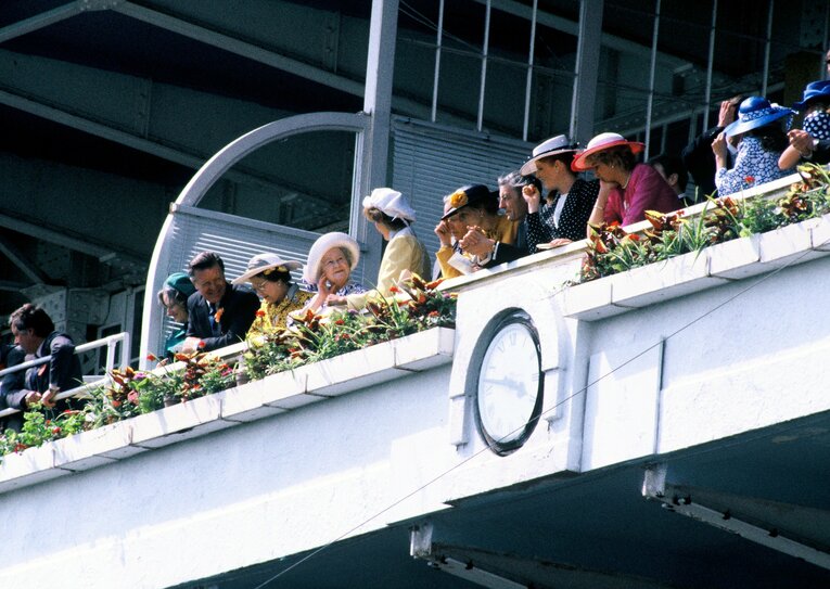 イギリスダービーを観戦する王室　©BUNGEISHUNJU