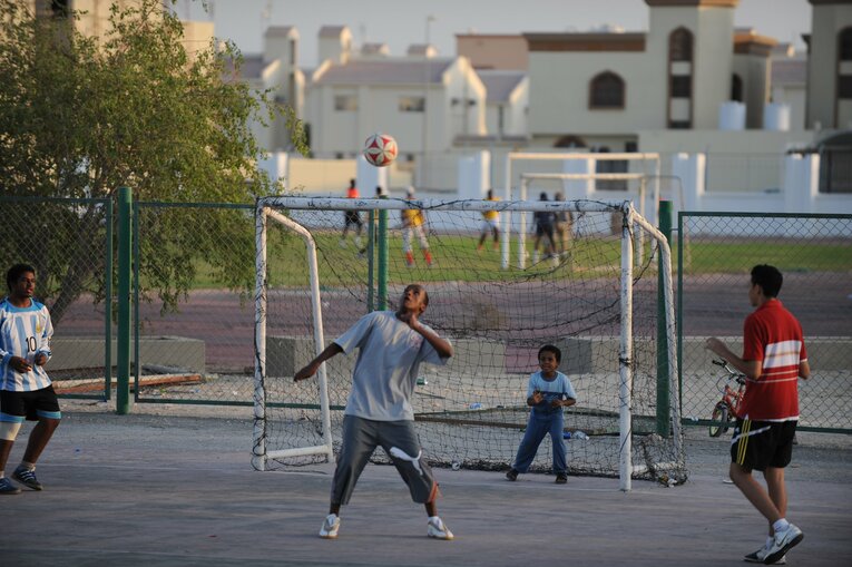 カタールの街中でサッカーをする人たち　©Naoya Sanuki