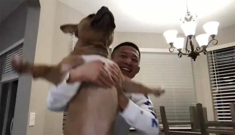 「めちゃくちゃデカくなっていますよ、体重は61パウンド。見ます？」と画面の前に愛犬を連れてきた堀口