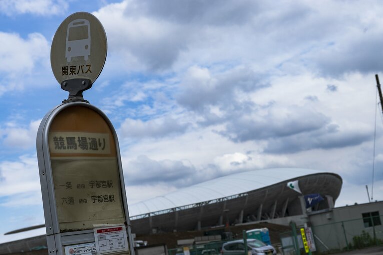 最後に見つけた「競馬場通り」のバス停。奥にスタジアムが見える