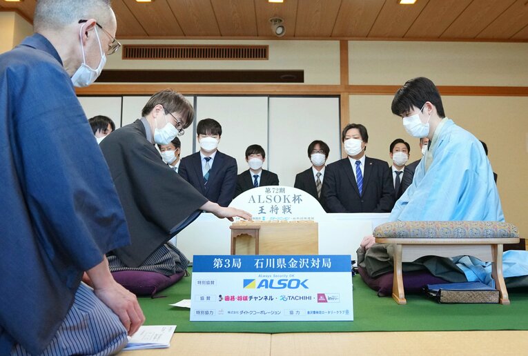（左から）立会人の島朗九段、対局者の羽生九段、副立会人の高見七段　©JIJI PRESS