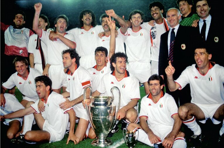 88−89シーズンのCL王者に輝いたミラン。マルディーニ（中央で左手ピースサイン）は「サッキ革命」の重要なピースだった ／ photograph by Jean-Claude Pichon/L’Équipe