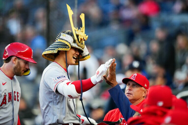 大谷の「兜パフォーマンス」 ©Getty Images