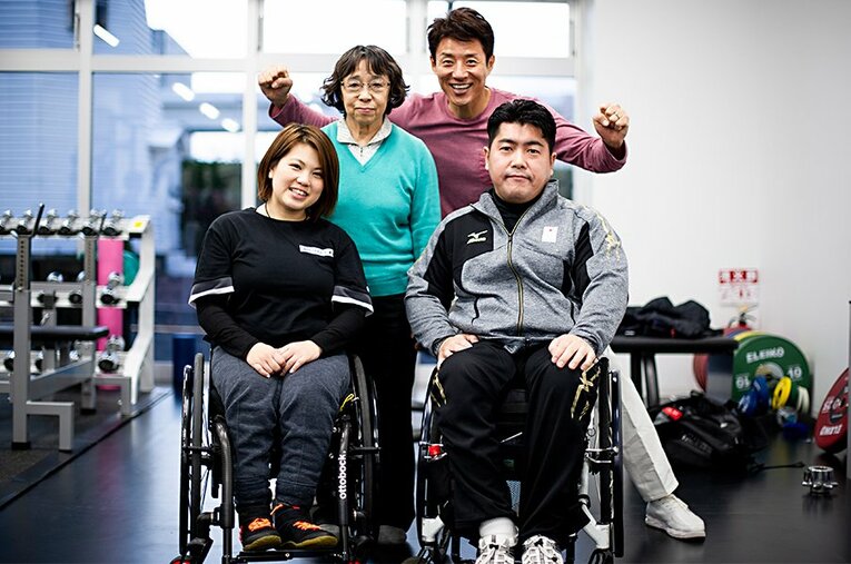 前列左から、マクドナルド山本恵理、大堂秀樹、後列は吉田寿子局長。東京パラリンピックをみんなで目指す！ ／ photograph by Yuki Suenaga