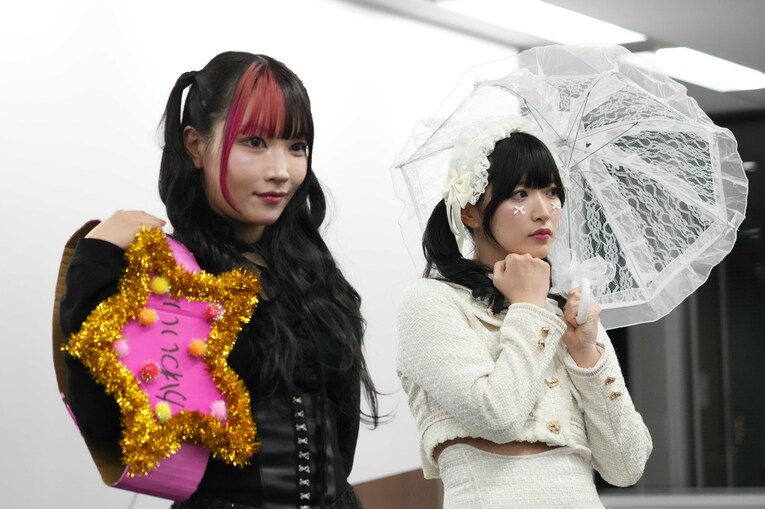 手製の“かわいい・オブ・かわいい”のベルトを賭けてさくらあやと対戦することになった伊藤麻希　©Essei Hara