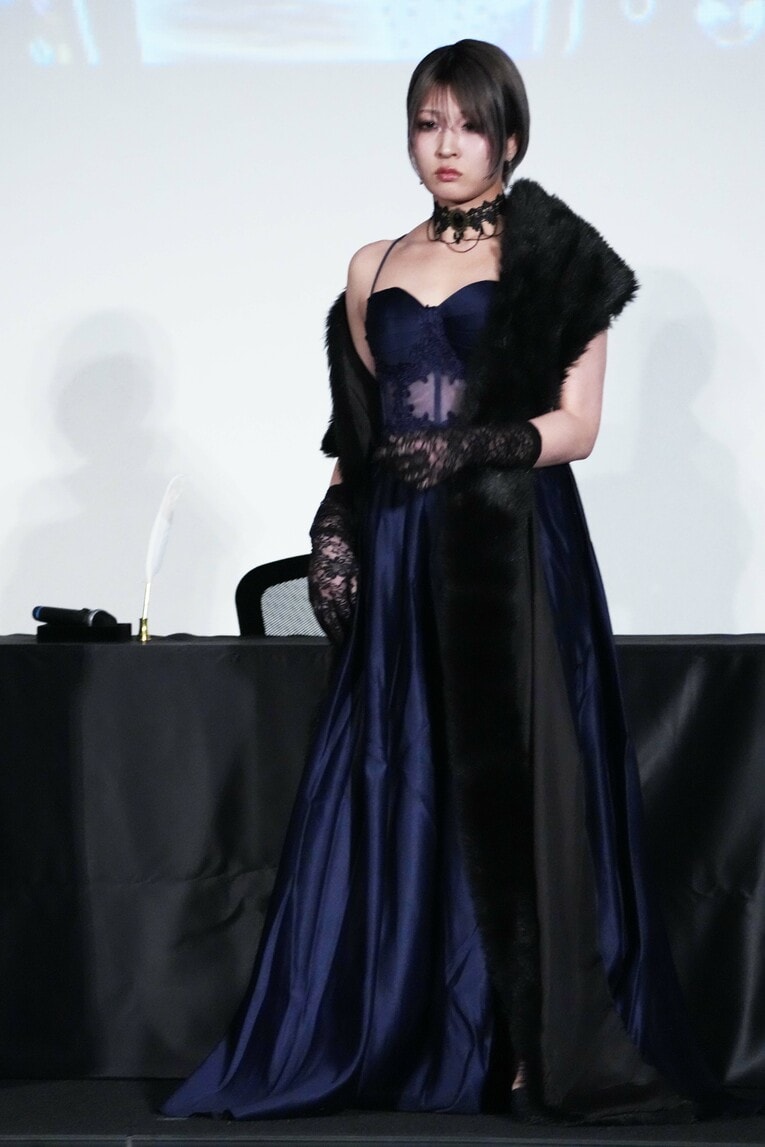 ロングドレス姿で記者会見に臨んだ安納サオリ。12月10日、東京　©Essei Hara