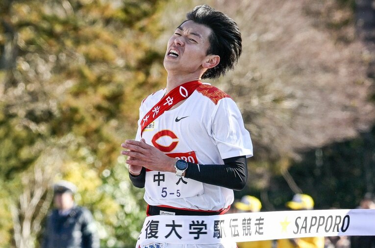 4区までは先頭を走った優勝候補の一角、中大だったが5区で柴田大地（3年）が逆転を許す。一方で、藤原監督は総合優勝には自信を見せた ／ photograph by Nanae Suzuki