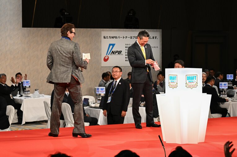 ちぇー、当たってないかなあ……と言いたげな？ 小久保監督　©Nanae Suzuki