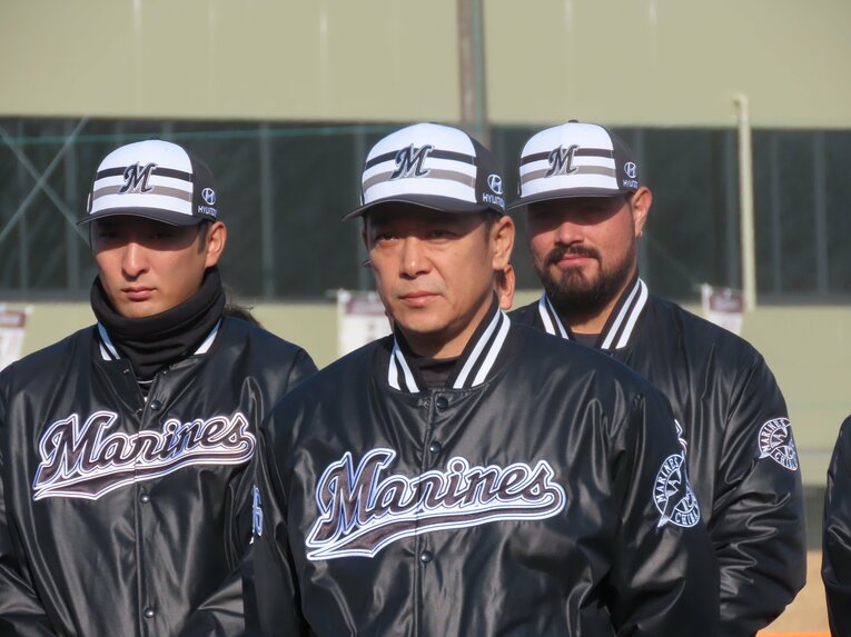 【テレビに映らないロッテキャンプ初日写真】鋭い眼光のサブロー新監督（写真は右へ続きます）　©Kou Hiroo