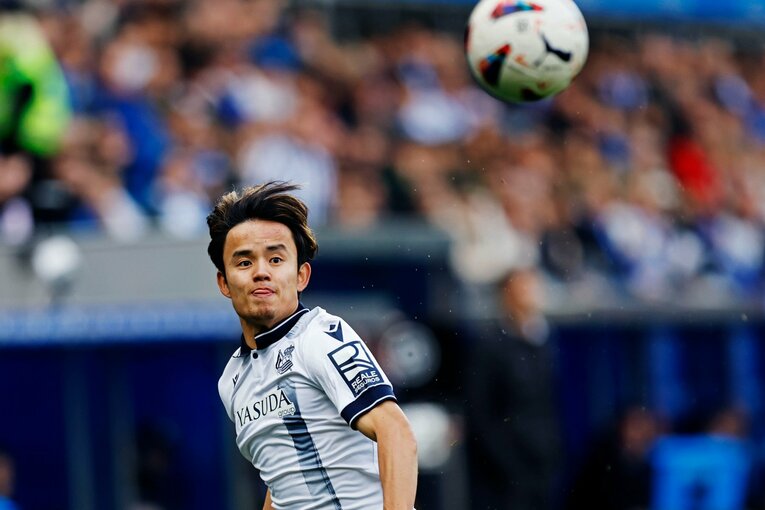 久保建英22歳ケガの悲運→相手DFが痛めた足をストレッチ、“元恩師”の敵将も心配そうに…撮影者が肌で感じる「バスク対決、タケへの敬意」(9)