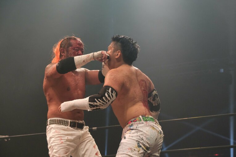 カリスマ葛西純「世の中は無駄な血を一滴も流すな」 頬を串刺し、人間ダーツ…それでもデスマッチが“ただの残虐ショー”ではない理由(24)