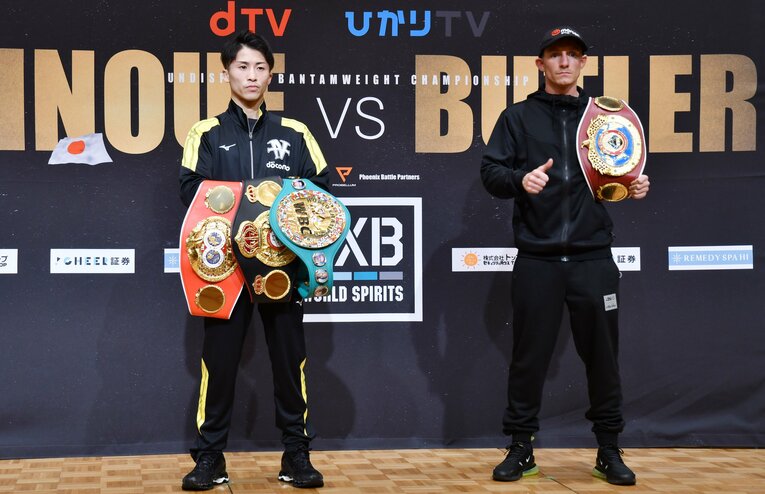 井上尚弥がWBA、WBC、IBFのベルトを、ポール・バトラーがWBOのベルトをそれぞれ掲げる　©JIJI PRESS