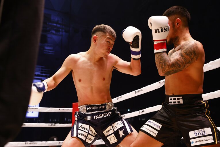 近距離で豪腕を振るうYA-MAN　©RISE