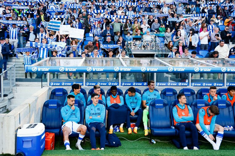 「クボはノルマル（普通）よ」辛口おばあちゃんにバルで遭遇も…カメラマンが撮った久保建英21歳の“軽快ドリブル＋母・祖母のような愛”(7)