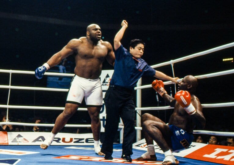 ボブ・サップがフルパワーの連打でホーストからダウンを奪う