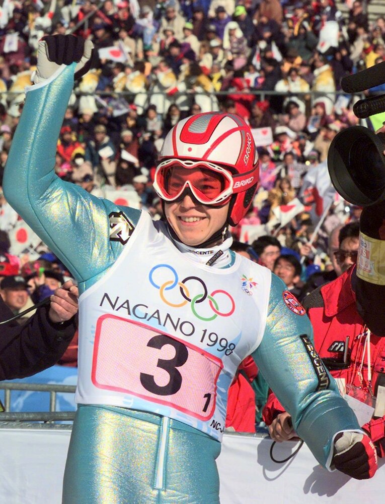 1998年長野五輪スキーノルディック複合団体ジャンプ1回目に90.5メートルを飛び、ガッツポーズする森敏　©︎JIJI PRESS