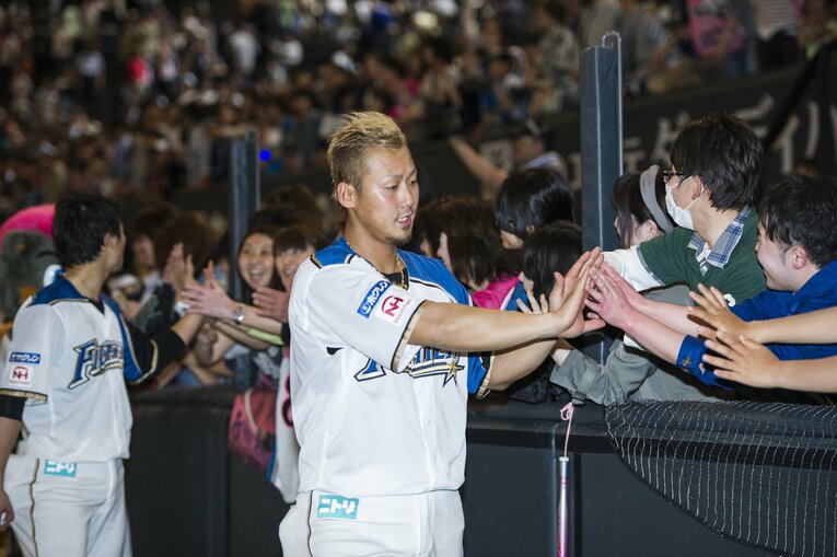 ファンの声援に応える中田翔（2015年撮影）©︎Nanae Suzuki