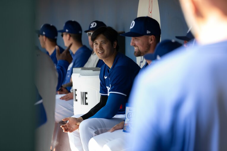 ベンチでの様子　©Nanae Suzuki