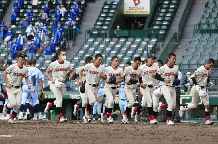 8月20日に行われた近江－日大東北。敗れた日大東北ナインの胸には、ある思いがあった。 ／ photograph by KYODO