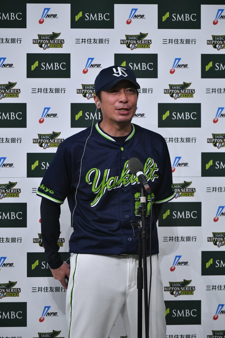 日本シリーズ第2戦、2対0で勝利した後、インタビューに応える高津臣吾監督　©Hideki Sugiyama