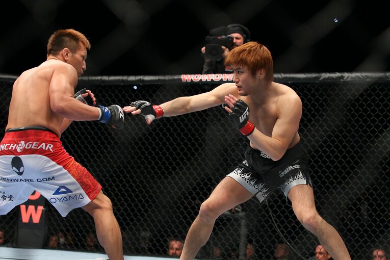 2012年2月、さいたまスーパーアリーナで開催された『UFC 144』で光岡映二と対戦