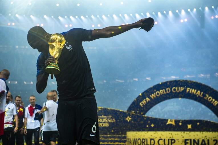 ロシアW杯でトロフィーを手に　©Takuya Sugiyama