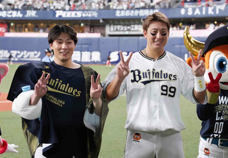 マジックナンバーを2とした一戦で、喜ぶオリックスの東晃平（左）と杉本裕太郎　©JIJI PRESS