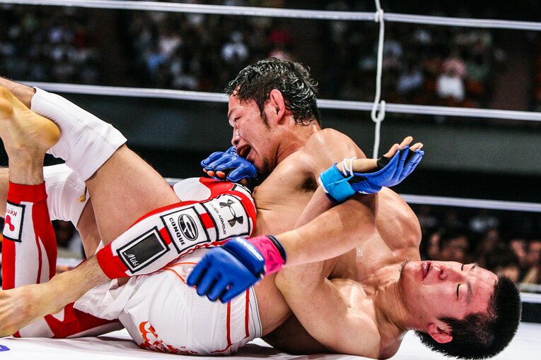 2008年7月21日、DREAMライト級グランプリ準決勝。宇野薫と激闘を繰り広げる青木真也　©Susumu Nagao