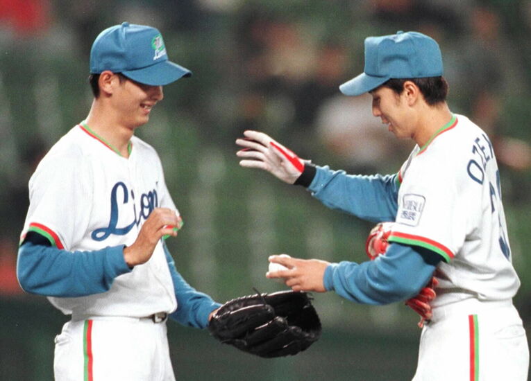 選手時代の2000年5月、完封で4勝目を挙げた西口文也（現監督）にウイニングボールを渡す小関さん　©JIJI PRESS