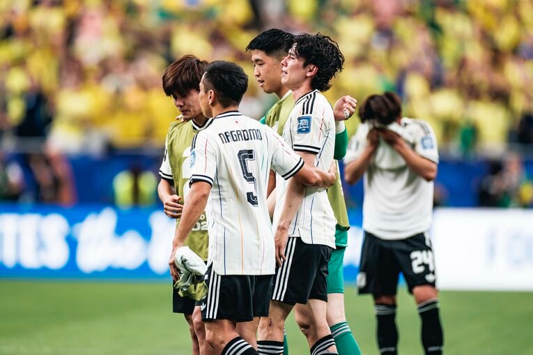 【テレビに映らなかったブラジル戦真相】試合後、涙、涙…ピッチに倒れ込む日本代表選手と励ます仲間たち。森保一監督の“痛恨の表情”も（写真は右に続きます）　©Kiichi Matsumoto/JMPA