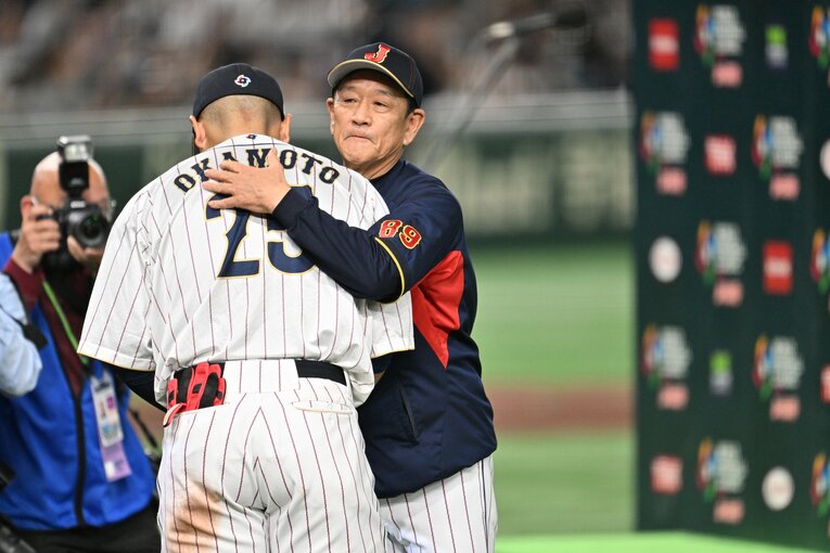 お立ち台で栗山監督が殊勲の岡本をハグ　©Naoya Sanuki