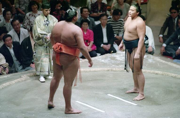 1991年秋場所8日目、土俵上でにらみ合う曙と貴花田（当時）©JIJI PRESS