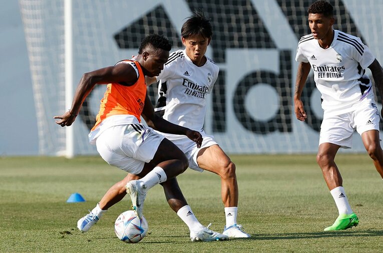 ソシエダ移籍前のマドリーにて。久保は再びビニシウスとの出世競争に挑めるか　©Getty Images