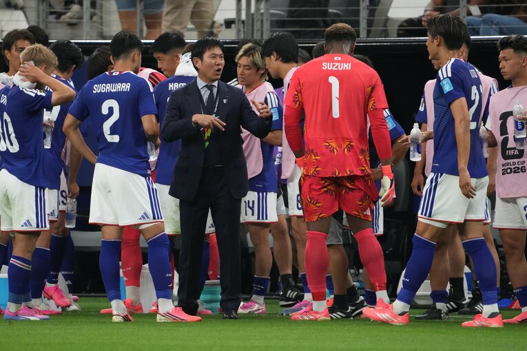 個別の選手に声をかける森保監督　©Masashi Hara