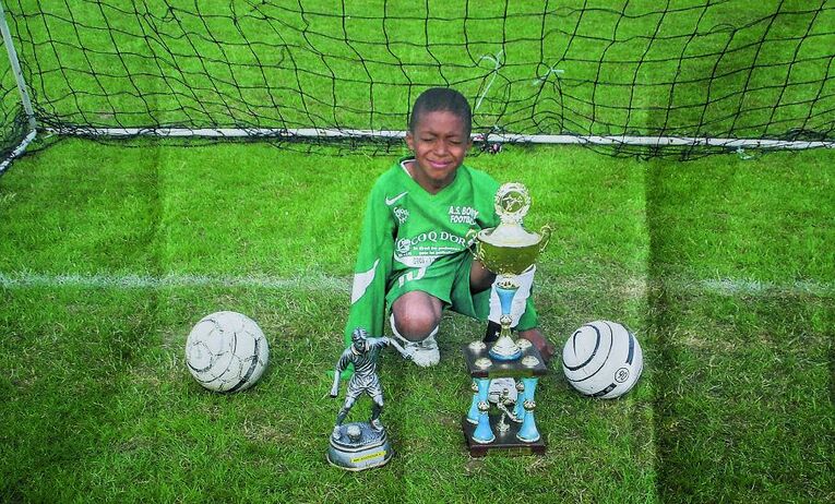 生まれ育った街、ボンディのクラブに所属した少年時代。すでにトロフィーのコレクターだった