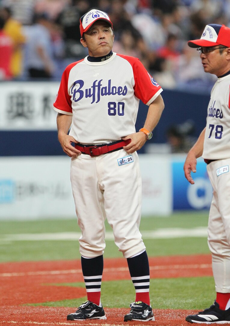 【オリックス時代】2010～12年シーズン、オリックスの指揮を執った岡田彰布監督。珍しい近鉄ユニ姿　©JIJI PRESS