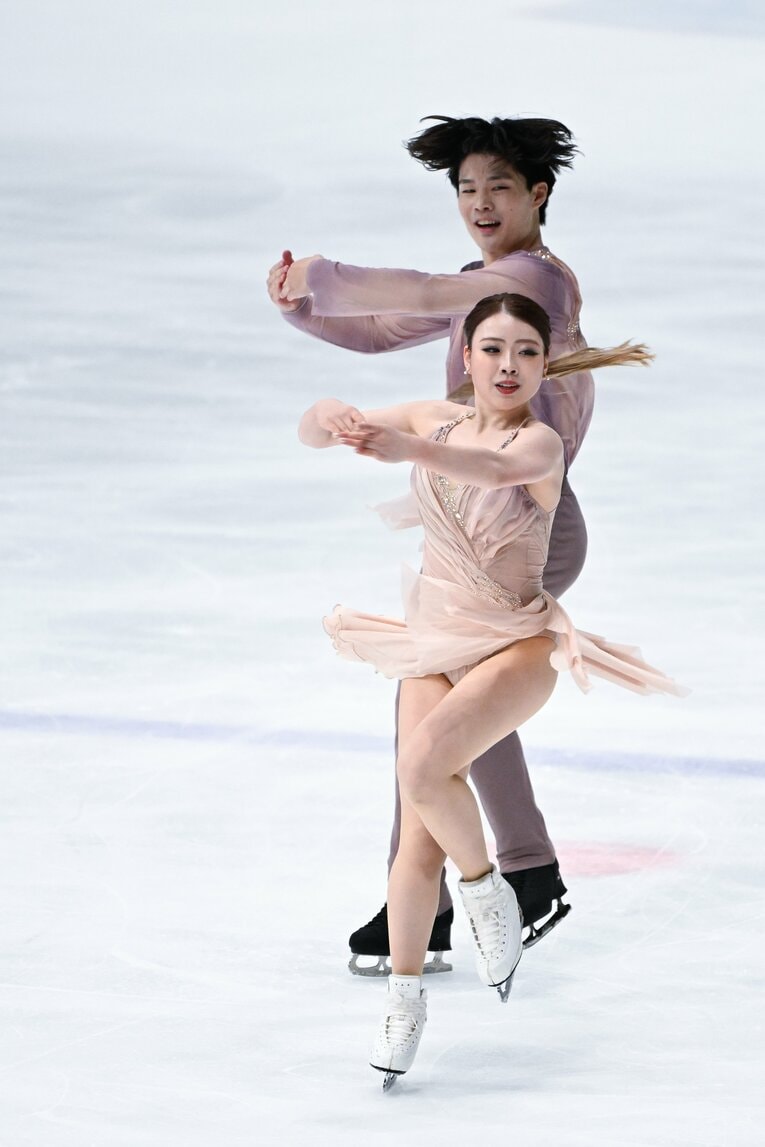 初の国際大会出場となった「木下グループ杯」で演技を行う紀平梨花・西山真瑚　©Asami Enomoto【スワイプするとそのほかの写真もご覧になれます】