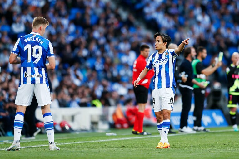 「クボはノルマル（普通）よ」辛口おばあちゃんにバルで遭遇も…カメラマンが撮った久保建英21歳の“軽快ドリブル＋母・祖母のような愛”(72)