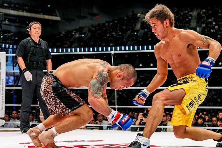 金原正徳との殴り合いでダメージを負い、リングに崩れ落ちる山本“KID”徳郁　©Susumu Nagao