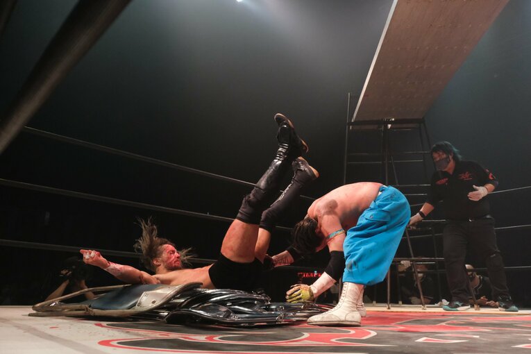 カリスマ葛西純「世の中は無駄な血を一滴も流すな」 頬を串刺し、人間ダーツ…それでもデスマッチが“ただの残虐ショー”ではない理由(50)