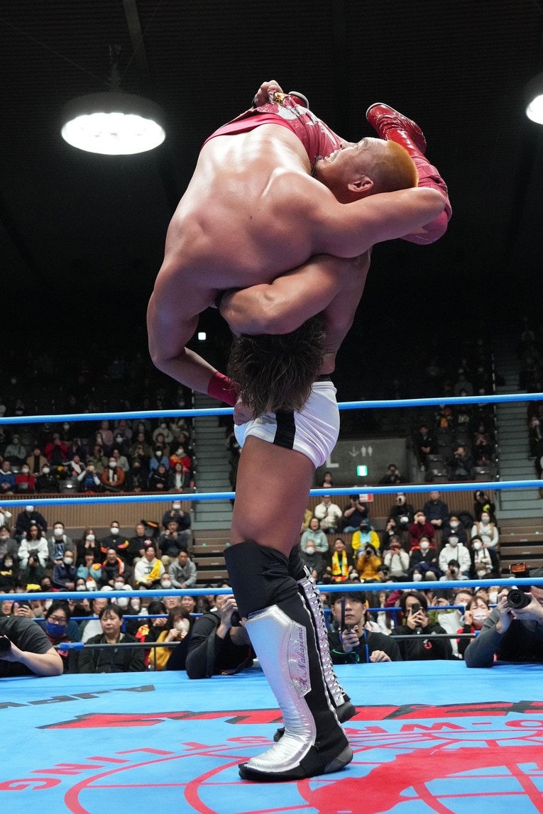 宮原健斗にノーザンライトボムを決める中嶋勝彦　©Essei Hara