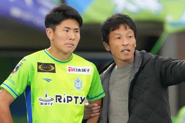 2023年、湘南時代の鈴木淳之介と山口智監督。Jリーグの舞台でつかんだ飛躍のきっかけとは ／ photograph by Etsuo Hara/Getty Images