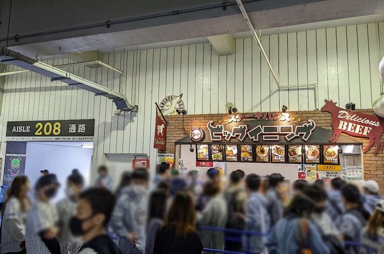 場内通路そして店舗にもたくさんのファンが並んでいた