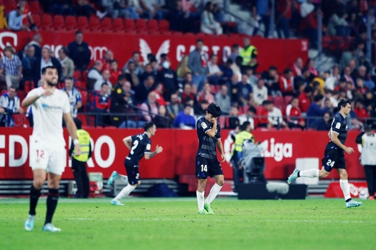 久保建英「脱臼ケガ明け緊急出場」を撮った…W杯へ頼もしい攻撃力と“激論”、気になるのは“ほぼ90分プレー時の疲労感”(32)