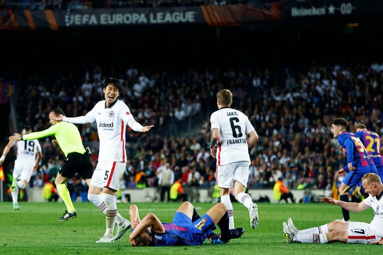 「初めて日本人がバルサのカンプノウで勝利」歴史的瞬間を撮った… 鎌田大地のアシストと献身に感動した理由〈長谷部誠も出場〉(30)